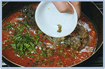 Pizza a la putanesca, preparar la salsa