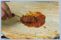 Pizza a la putanesca, llevar la masa a la parrilla