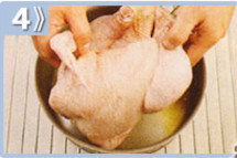 Pollo con setas al vino, sofreír las cebollitas