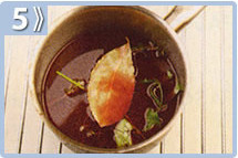 Pollo con setas al vino, calentar el vino en la misma sartén