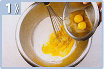 Queque de limón, batir los huevos con el azúcar