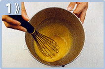 Queque de mango, batir los huevos con el azúcar