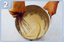 Queque de mango, añadir la harina y crema de leche