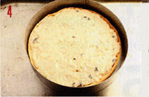 Tarta de manzanas, colocar el relleno de manzanas en molde