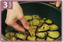 Tortilla de berenjena, añadir las rodajas de berenjena