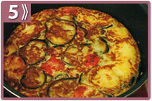 Tortilla de berenjena, dar la vuelta y concluir la cocción