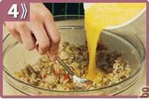 Tortilla de berenjena y arroz, añadir huevos y harina de maíz