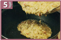 Tortilla de berenjena y arroz, cocinar en la sartén