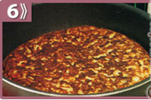 Tortilla de berenjena y arroz, dar vuelta y terminar la cocción