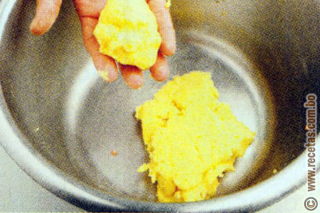 Preparación - Causa con salsa huancaína - Loncheras para el trabajo - Recetas Bolivia - www.recetas.com.bo