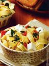 Ensalada de pappardelle, tomate y queso
